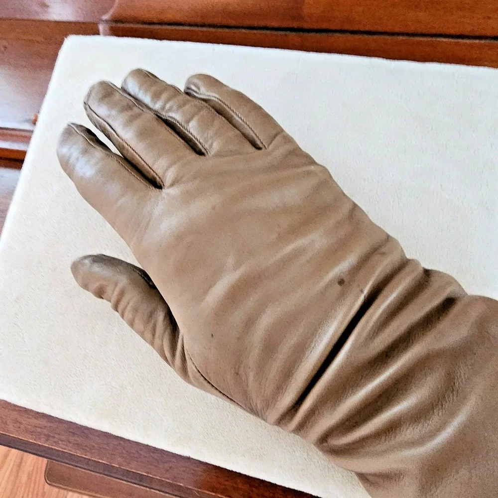 Women's Vintage Christian Dior Leather Gloves Silk lining in Camel Brown Sz 7.5